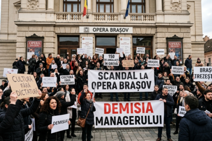 Illustration of Scandal la Opera Brașov: 150 de angajați protestează și cer demisia managerului.