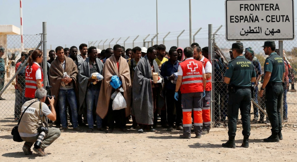 criză migranți Ceuta illustration for Tragedia de la Ceuta: Imagini Reuters cu criza migranților la frontiera spaniolă.