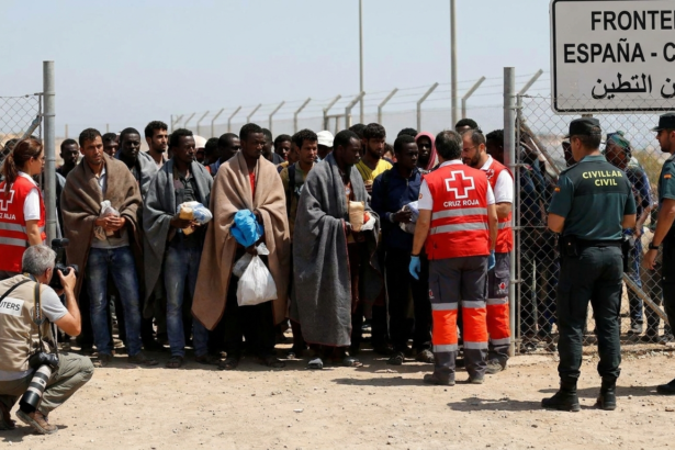 criză migranți Ceuta illustration for Tragedia de la Ceuta: Imagini Reuters cu criza migranților la frontiera spaniolă.